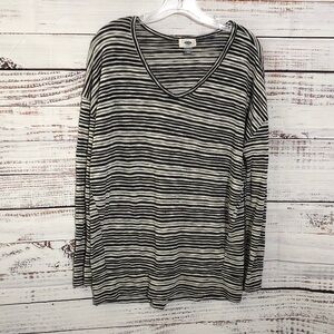 Old Navy Striped V-Neck black and white shirt size large